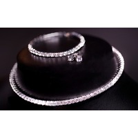 Bekijk de deal van Groupon: Ketting, armband en oorbellen gemaakt met Swarovski-kristallen