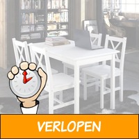 Klassieke houten eettafel met stoelen