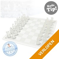 Chic glazen schaakspel