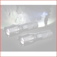 2 x militaire zaklamp met 500 meter bere..